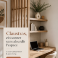 Un intérieur chaleureux avec des claustras décoratifs en bois, délimitant les espaces sans alourdir le décor.