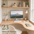 Bureau d'angle moderne en bois clair avec espace de travail organisé
