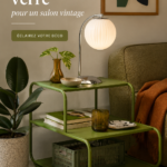 Lampe en verre vintage sur une table dans un salon élégant.