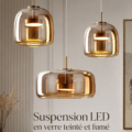 Suspension en verre teinté dans un salon moderne