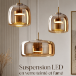 Suspension en verre teinté dans un salon moderne