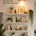 Étagères DIY en bois créées à la main dans un salon moderne.