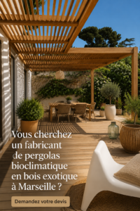 Une pergola bioclimatique en bois dans un jardin méditerranéen.