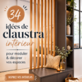 Un intérieur moderne avec un claustra en bois qui sépare les espaces.