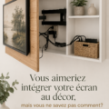 Un salon moderne avec un écran subtilement intégré dans la décoration.