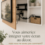 Un salon moderne avec un écran subtilement intégré dans la décoration.