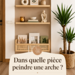 Une arche magnifiquement peinte dans un salon cosy avec des couleurs douces.