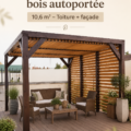 Pergola bioclimatique en bois dans un jardin verdoyant, laissant filtrer la lumière
