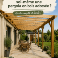 Une belle pergola en bois adossée au mur d'une maison.