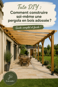 Une belle pergola en bois adossée au mur d'une maison.