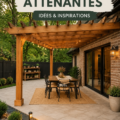 Design élégant d'une pergola attachée en bois dans un jardin fleuri.
