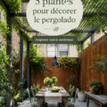 Une pergola joliment décorée avec diverses plantes grimpantes et fleuries