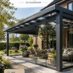 Terrasse en aluminium élégante avec mobilier moderne dans un jardin.