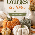 Courges en tissu colorées sur une table d'automne dans un intérieur bohème.