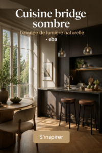 Cuisine bohème lumineuse avec lumière naturelle