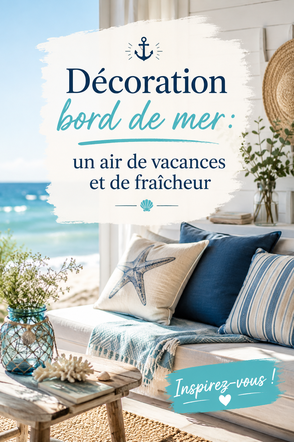 Salon décoré dans un style bord de mer avec des touches de bleu et des éléments naturels.