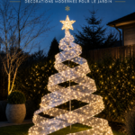 Décoration extérieure moderne de Noël avec des lumières scintillantes et des ornements colorés dans un jardin