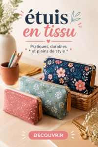 Étuis en tissu colorés sur une table en bois style bohème