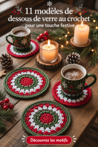 Dessous de verre au crochet colorés sur une table décorée, ajoutant une touche bohème.