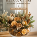 Potpourri hivernal fait maison avec oranges et pommes de pin sur une table en bois
