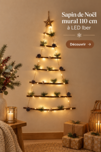 Un sapin mural lumineux décoré pour Noël, illuminant un intérieur cosy