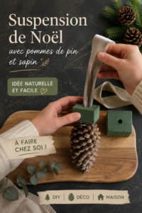 Suspension bohème en cônes et branches de sapin suspendue au plafond dans un intérieur chaleureux.