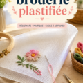 Toile de broderie plastifiée décorant un mur intérieur dans un style bohème
