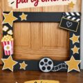 Un joli mur décoré de cadres en bois au style bohème, représentant une scène de cinéma