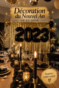 Une table de réveillon décorée en noir et doré avec des éléments bohèmes.