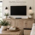 Un salon moderne avec un design mural pour télévision en style bohème.