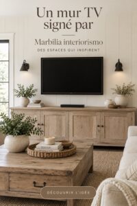 Un salon moderne avec un design mural pour télévision en style bohème.