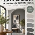 Salle à manger lumineuse avec des murs peints en gris et un style bohème chaleureux