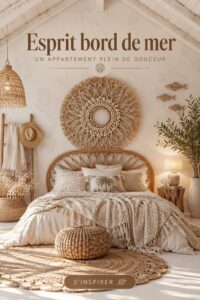 Un salon décoré dans un style côtier chic, avec des teintes bleues et des éléments naturels.