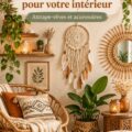 Attrape-rêves suspendu dans un intérieur bohème avec des herbes sur une étagère
