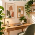 Un bureau à domicile chic décoré avec du bois et des plantes vertes.